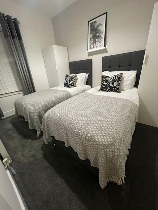 Modern, Spacious And Central Location Aberdare Ngoại thất bức ảnh