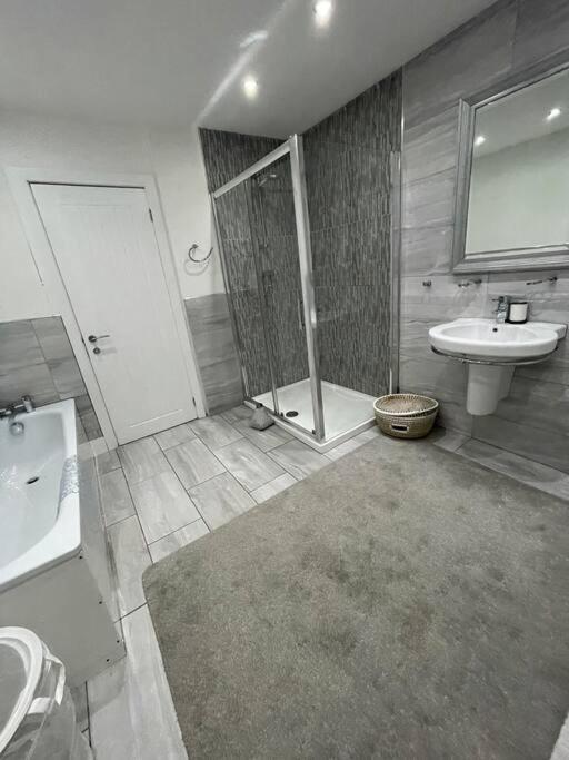 Modern, Spacious And Central Location Aberdare Ngoại thất bức ảnh