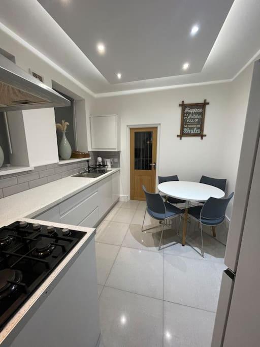 Modern, Spacious And Central Location Aberdare Ngoại thất bức ảnh