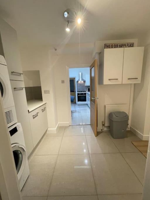 Modern, Spacious And Central Location Aberdare Ngoại thất bức ảnh