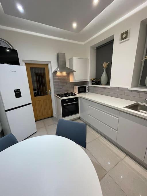 Modern, Spacious And Central Location Aberdare Ngoại thất bức ảnh